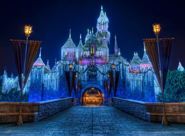 Disneyland+Christmas+Castle 634x467 Disneyland   Amazing place you must visit