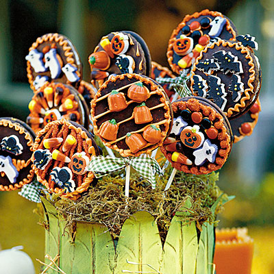 harvest moon lollipops l 19 Creative Halloween Cakes And Desserts