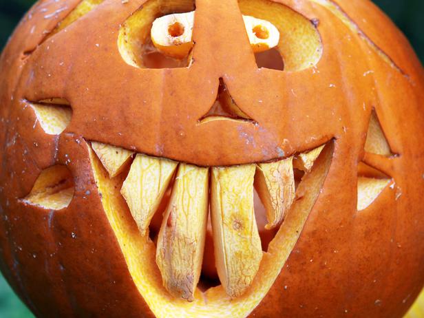 big teeth pumkin 20 DIY Pumpkins Carving and Decor Ideas for Halloween