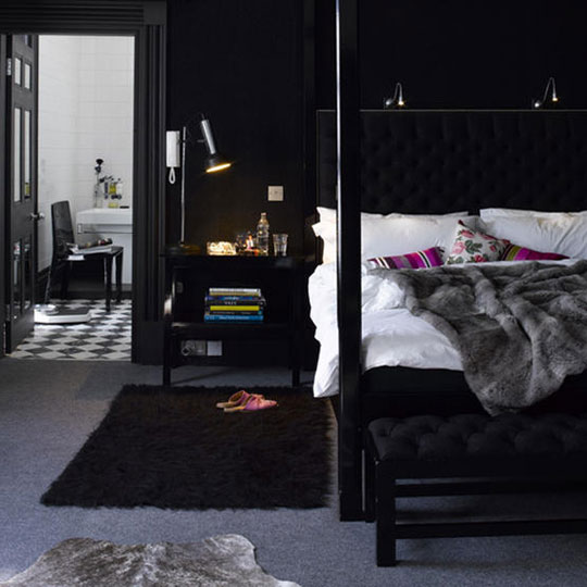 Elegant Black Wall Bedroom Designs -