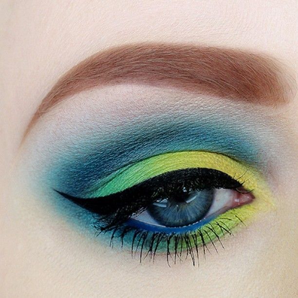 21 Dramatic Colorful Makeup Tutorials 
