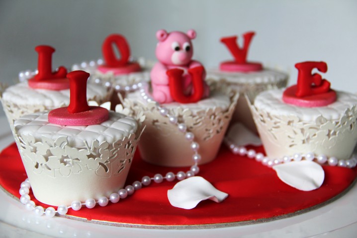 Great Valentines Day Cake And Cupcake Designs