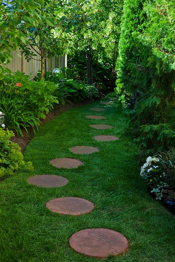 Round Stepping Stone Paths Will Beautify The Yard For Sure