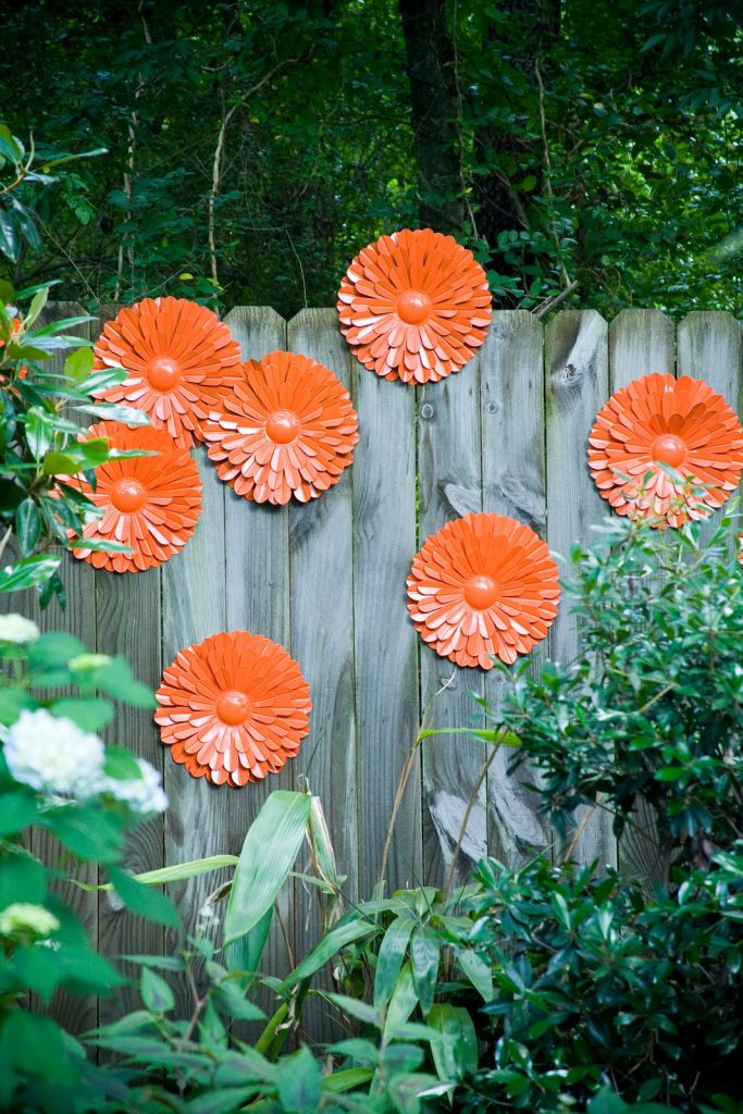15 Stupendous DIY Fence Decorations to Add Life and Color ...