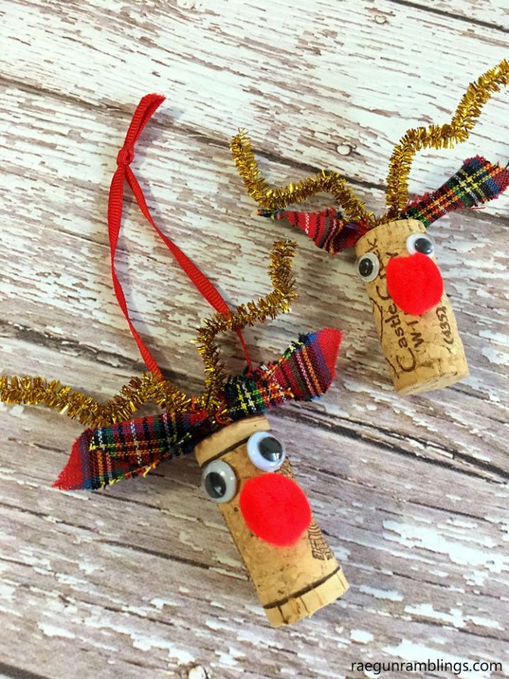 16 Wonderful Christmas Decorations You Can Make Out Of Wine Corks