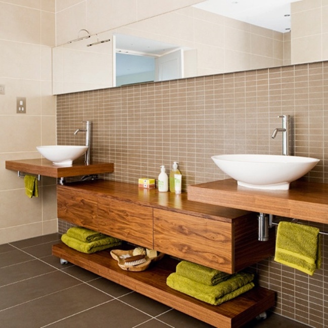 Интерьер ванной комнаты с деревянной мебелью