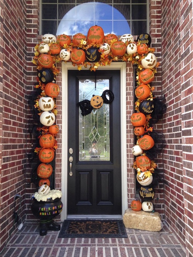 Fun & Spooky Decorated Halloween Homes 