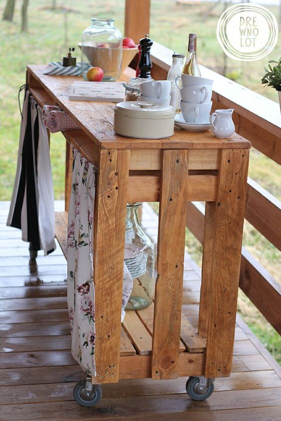 DIY Pallet Outdoor Bars You Can Whip Up In No Time
