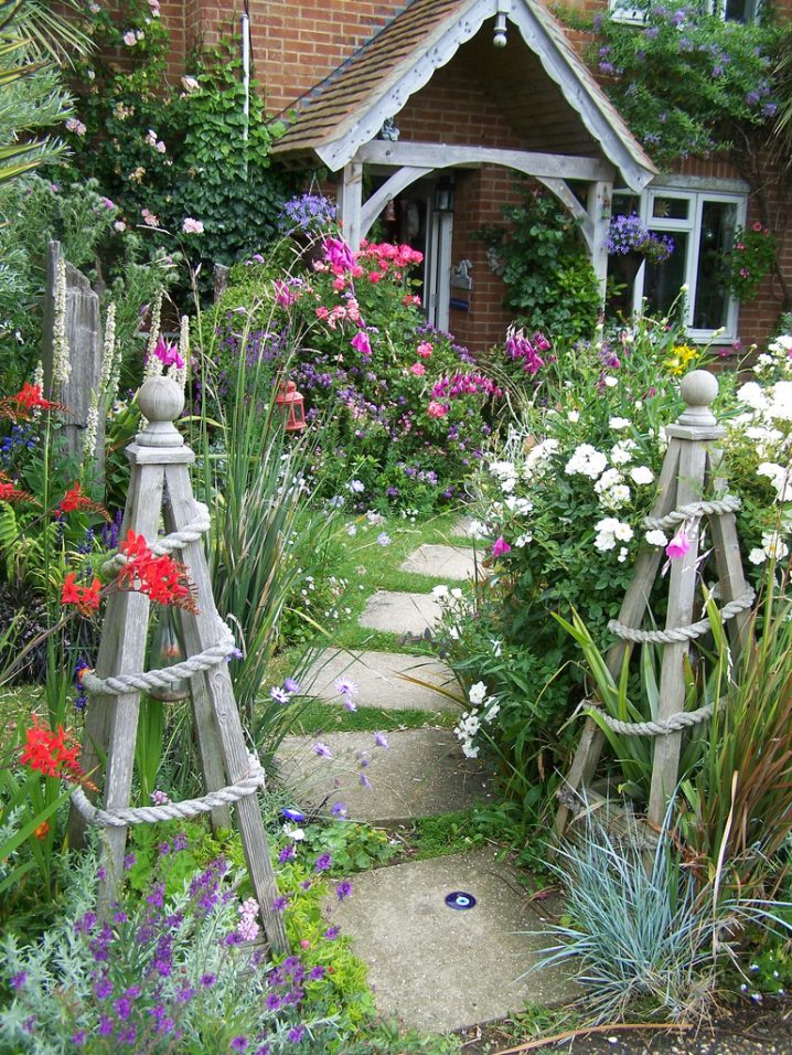 15 Impressive Ideas for Stone Pathways in Your Garden