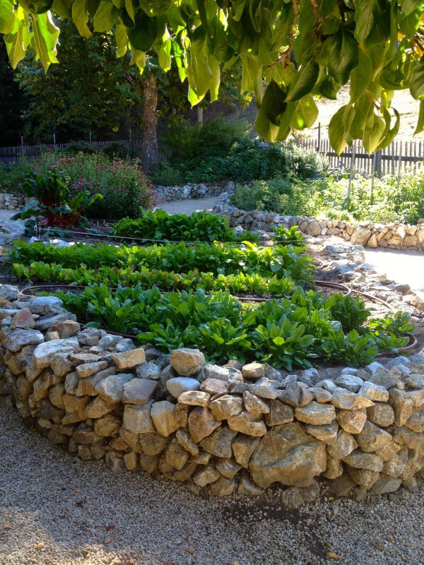 Stunning Stone Flower Beds You Can Easily Make